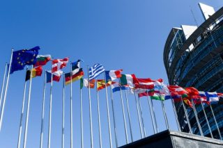 Η ανυπόστατη θεωρία των «δύο άκρων»